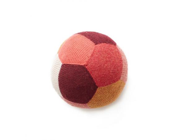 Coussin ballon de foot rose et multicolore en alpaga