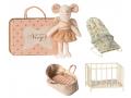 Pack poupées souris Ange gardien dans une valise, souris petite soeur avec porte bébé, transat, et park bébé - Maileg - BU014