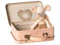 Pack poupées souris Ange gardien dans une valise, souris petite soeur avec porte bébé, transat, et park bébé - Maileg - BU014
