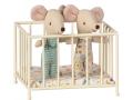 Set de bébé souris, poupée jumeaux en boîte avec parc bébé at nacelles - Maileg - BU016