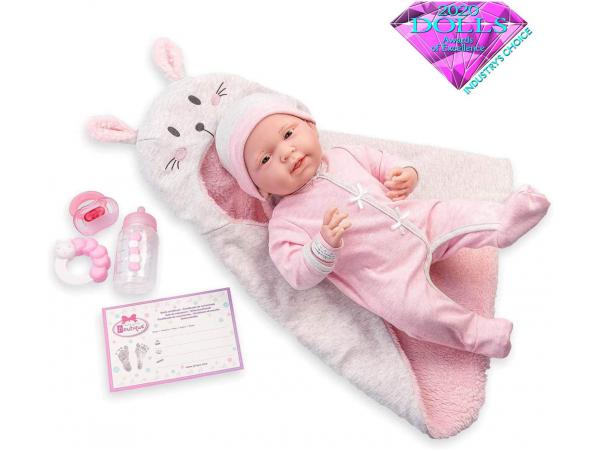 Pink soft body le newborn dans bunny bunting et accessoires. corps souple nouveau-né. costume rose avec couverture.