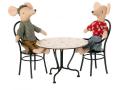 Table à manger miniature avec 2 chaises et poupées papa et maman souris - Maileg - BU057