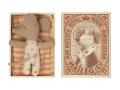 Bébé souris, Sleepy/waky dans une boîte d'allumettes - Fille, taille : H : 8 cm - Maileg - 16-1712-01
